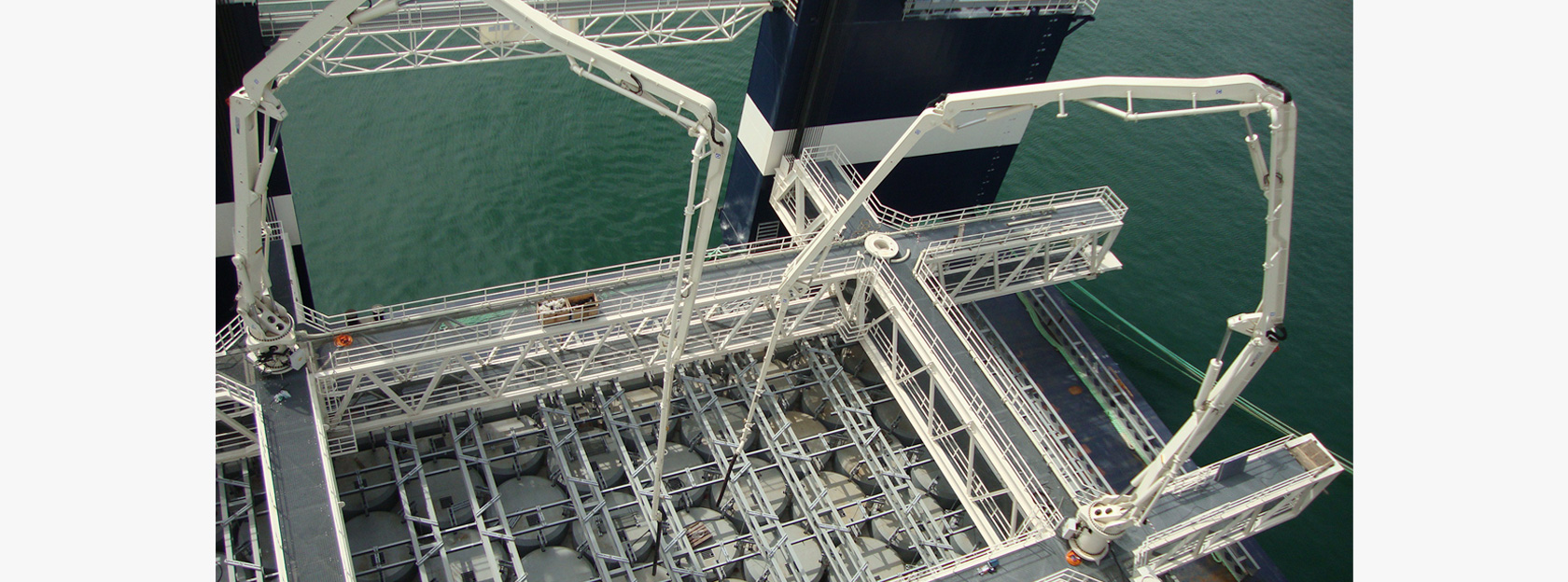 En SEBHSA fabricamos brazos estacionarios y rotativos a medida para distribución de hormigón en la construcción de puertos y rascacielos.