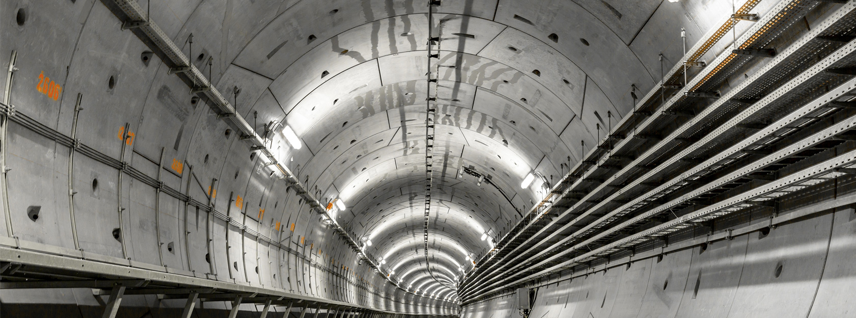 Soluciones personalizadas en maquinaria para la construcción de túneles con hormigón.